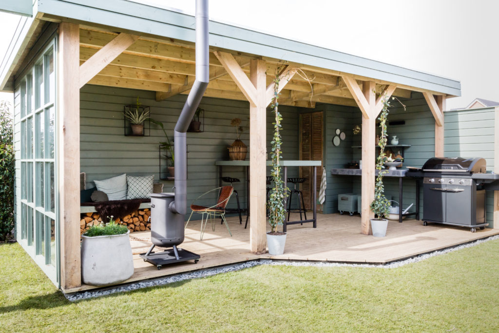 Jan de Boer Tuinhuizen vervaardigt alle tuinhuizen, buitenkamers en andere projecten geheel naar wens en op maat. Het buitenleven wordt steeds belangrijker in ons leven en hoe heerlijk is het om het hele jaar door buiten te kunnen genieten! Bent u op zoek naar een tuinhuis, veranda, buitenkamer of schuurtje dat zich onderscheidt in stijl, vormgeving en een meer dan uitstekende prijs/kwaliteit verhouding? Dan bent u bij ons aan het juiste adres!